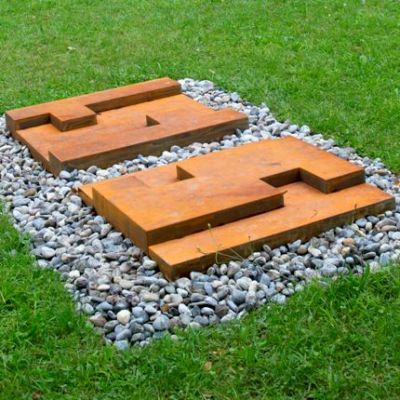 Grafik-Bodenskulptur:
<br />

<br />
13 x 220 x 100 cm
<br />
Stahl massiv