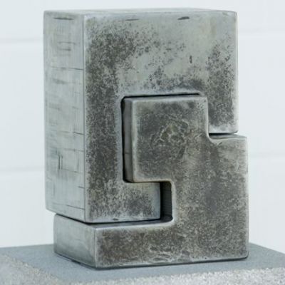 Flächenstruktur A - 
<br />
Skulptur 2:
<br />

<br />
Skulptur 24 x 16 x 14 cm
<br />
Stahl massiv