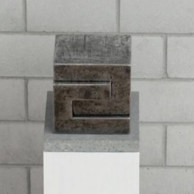 Würfelskulptur A:
<br />

<br />
20 x 20 x 18 cm
<br />
Stahl massiv