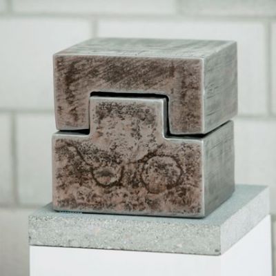 Würfelskulptur B:
<br />

<br />
20 x 20 x 18 cm
<br />
Stahl massiv