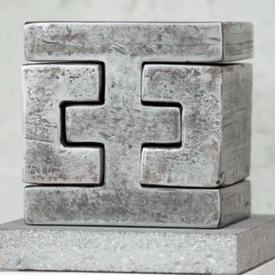 Würfelskulptur H:
<br />

<br />
20 x 20 x 18 cm
<br />
Stahl massiv