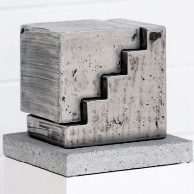 Würfelskulptur M:
<br />

<br />
20 x 20 x 18 cm
<br />
Stahl massiv